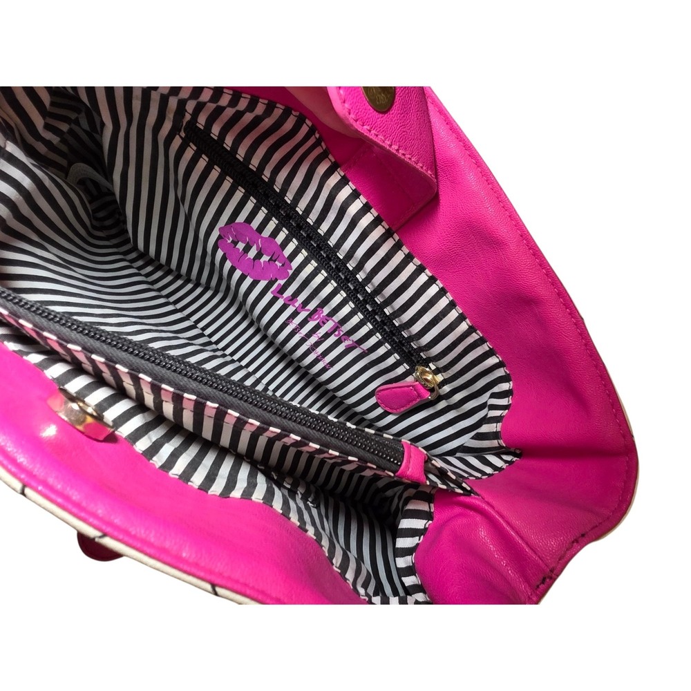 Betsey Johnson Satchel Purse Quilted Heart Print Crossbody Bag MINT condition - Picture 6 of 6